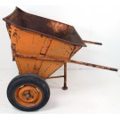Alte Schubkarre mit Schieber und Klappe