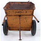 Alte Schubkarre mit Schieber und Klappe