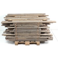 Eine Palette schmale, historische Eichenbretter