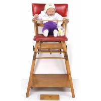 Alter Kinderstuhl mit ausklappbarem Tisch