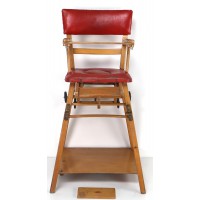 Alter Kinderstuhl mit ausklappbarem Tisch