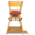 Alter Kinderstuhl mit ausklappbarem Tisch