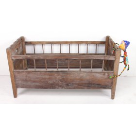 Altes Baby-Bettgestell aus Holz