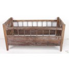 Altes Baby-Bettgestell aus Holz