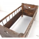 Altes Baby-Bettgestell aus Holz