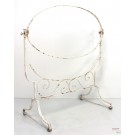 Altes Eisengestell für Kinderwiege