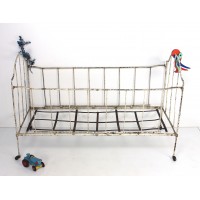 Altes Kinder-Klappbett aus Eisen