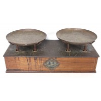 Alte Tafelwaage mit zwei Schalen