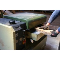 Historisches Eichenholz auf Dicke hobeln